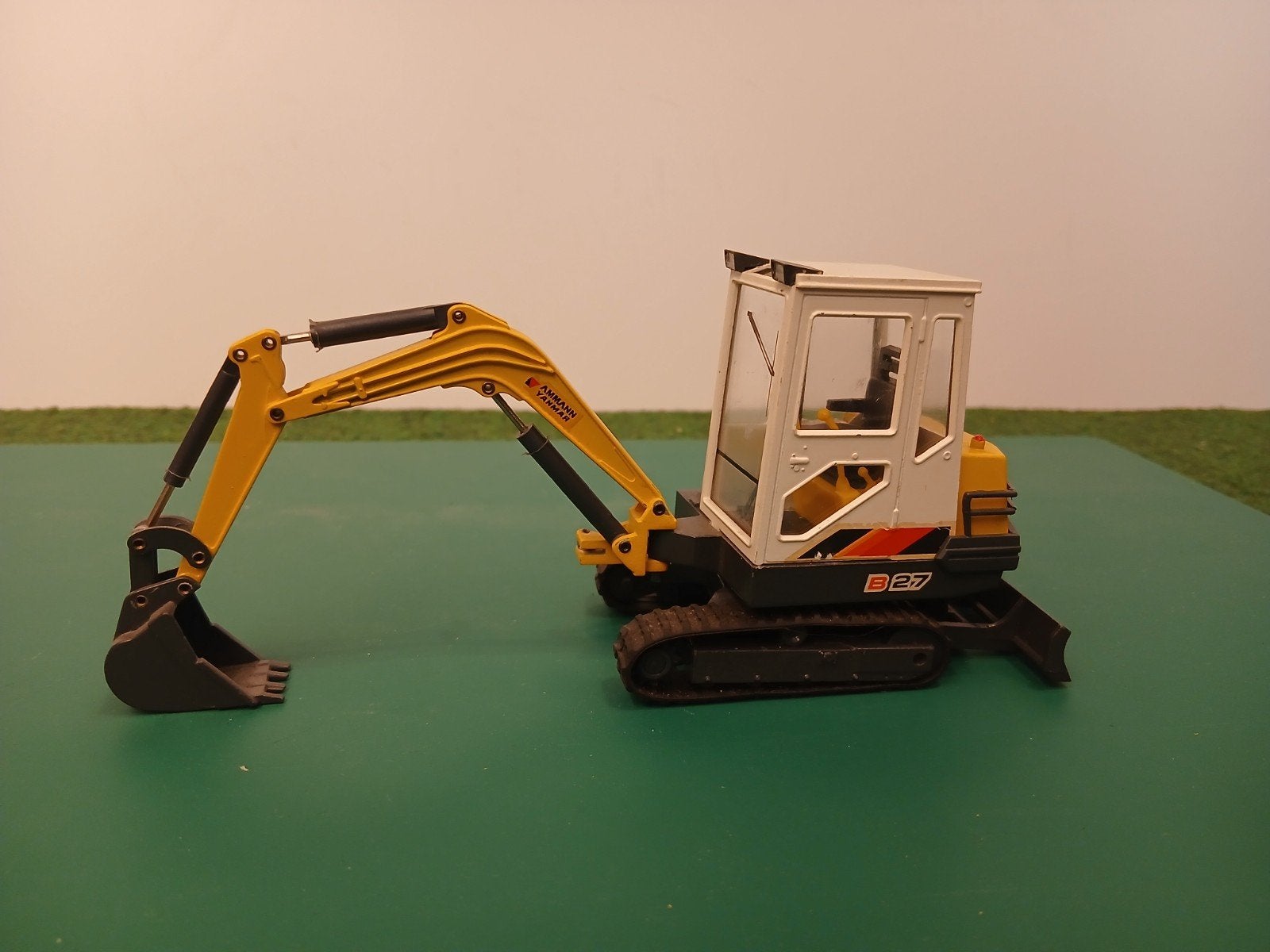AMMANN-YANMAR B27 MINIKRAAN 1:30, Ophalen of Verzenden, Gebruikt, Tractor of Landbouw, Overige merken