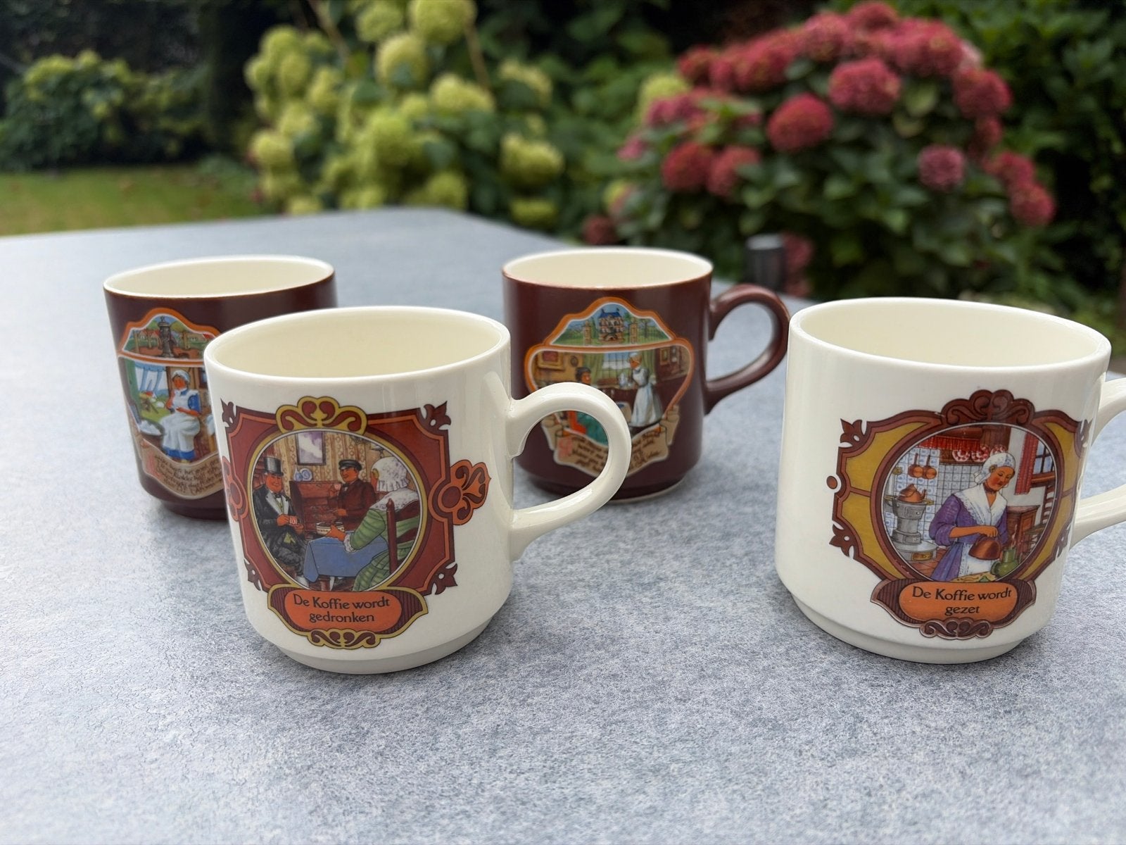 Set van 4 vintage koffiemokken met Hollandse taferelen, Ophalen of Verzenden, Zo goed als nieuw, Overige stijlen, Kop(pen) en/of Schotel(s)