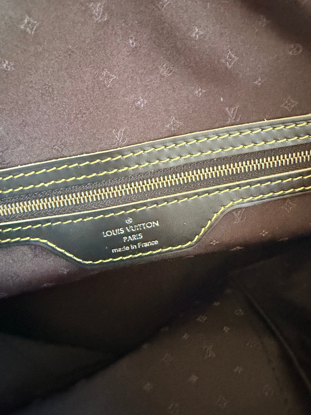 Foto 17 van Louis Vuitton Suhali Lockit Handtas Zwart