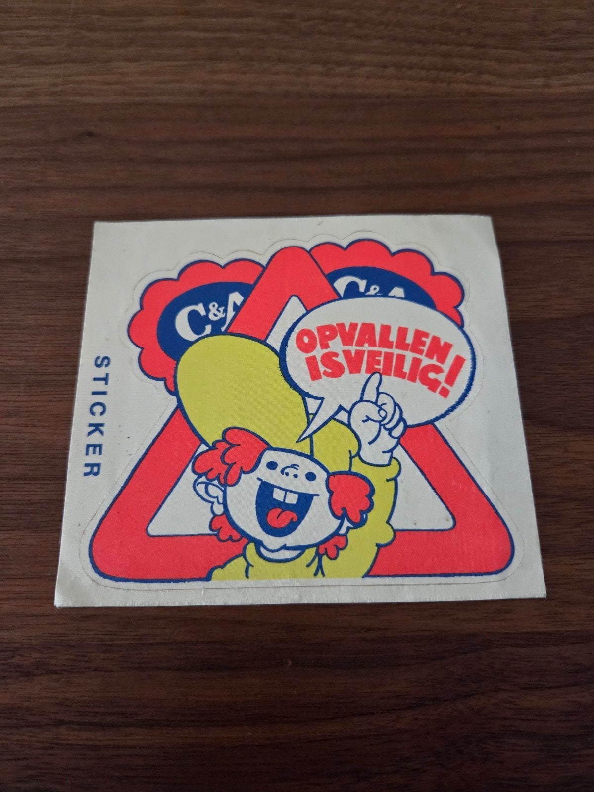 8001 Vintage C&A Sticker - Opvallen is Veilig!, Verzamelen, Ophalen of Verzenden, Gebruikt, Merk