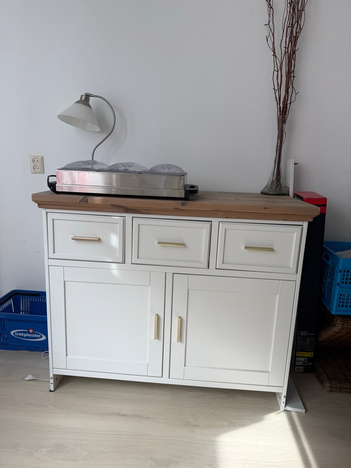 Wit dressoir met houten blad en goudkleurige handgrepen, Ophalen, Gebruikt, 100 tot 150 cm, Met lade(s)