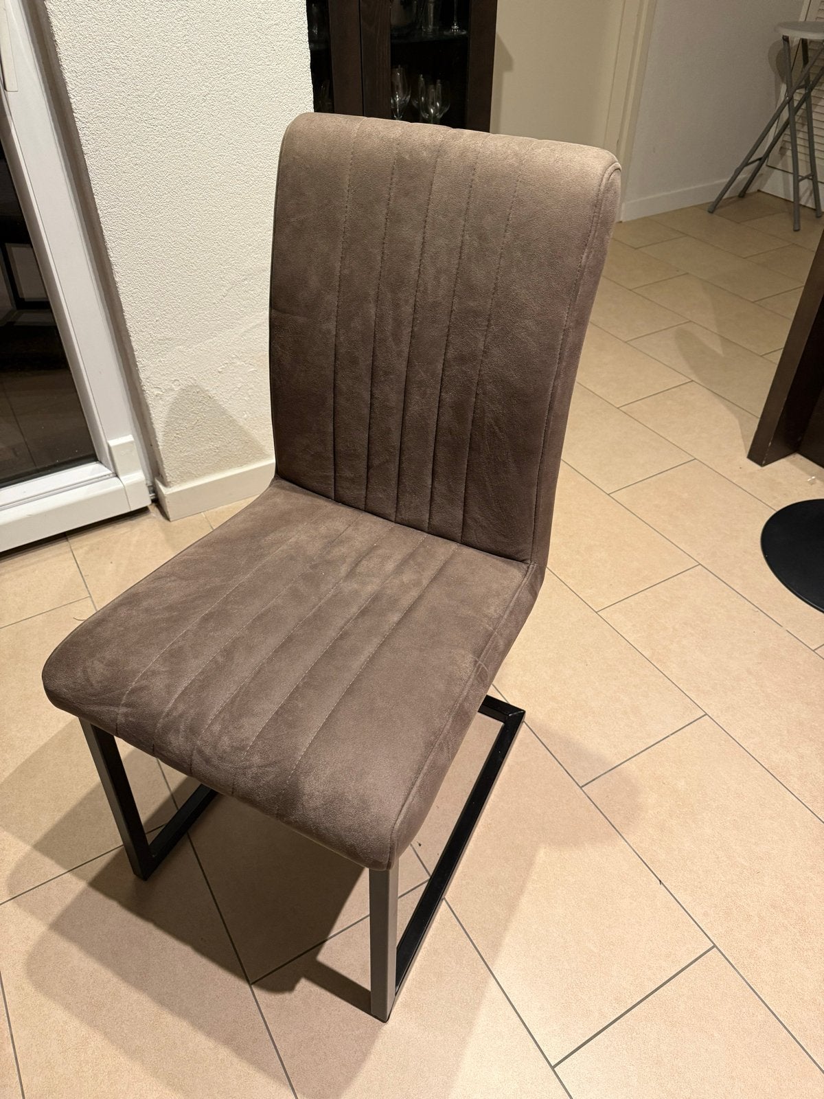 Moderne eetkamerstoel met metalen frame 4 stuks, Bruin, Ophalen of Verzenden, Zo goed als nieuw, Vier