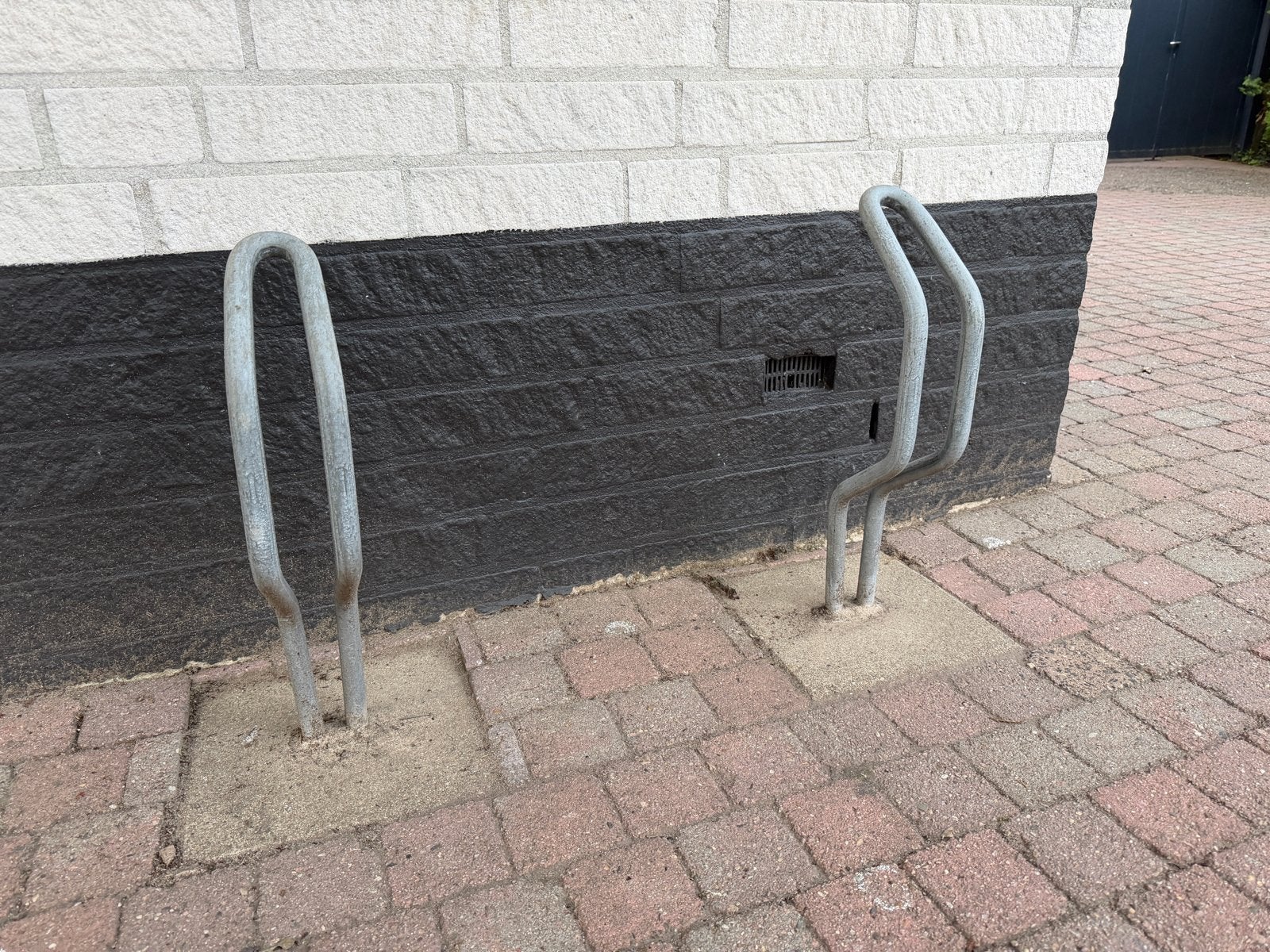 Twee fietsbeugels met betonvoet, Ophalen of Verzenden, Gebruikt