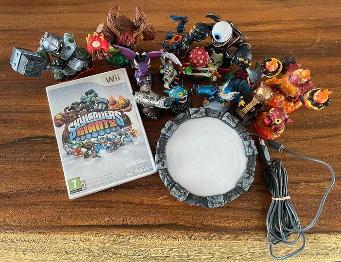 Skylanders Giants figuren + spel, Avontuur en Actie, 2 spelers, Ophalen of Verzenden, Zo goed als nieuw