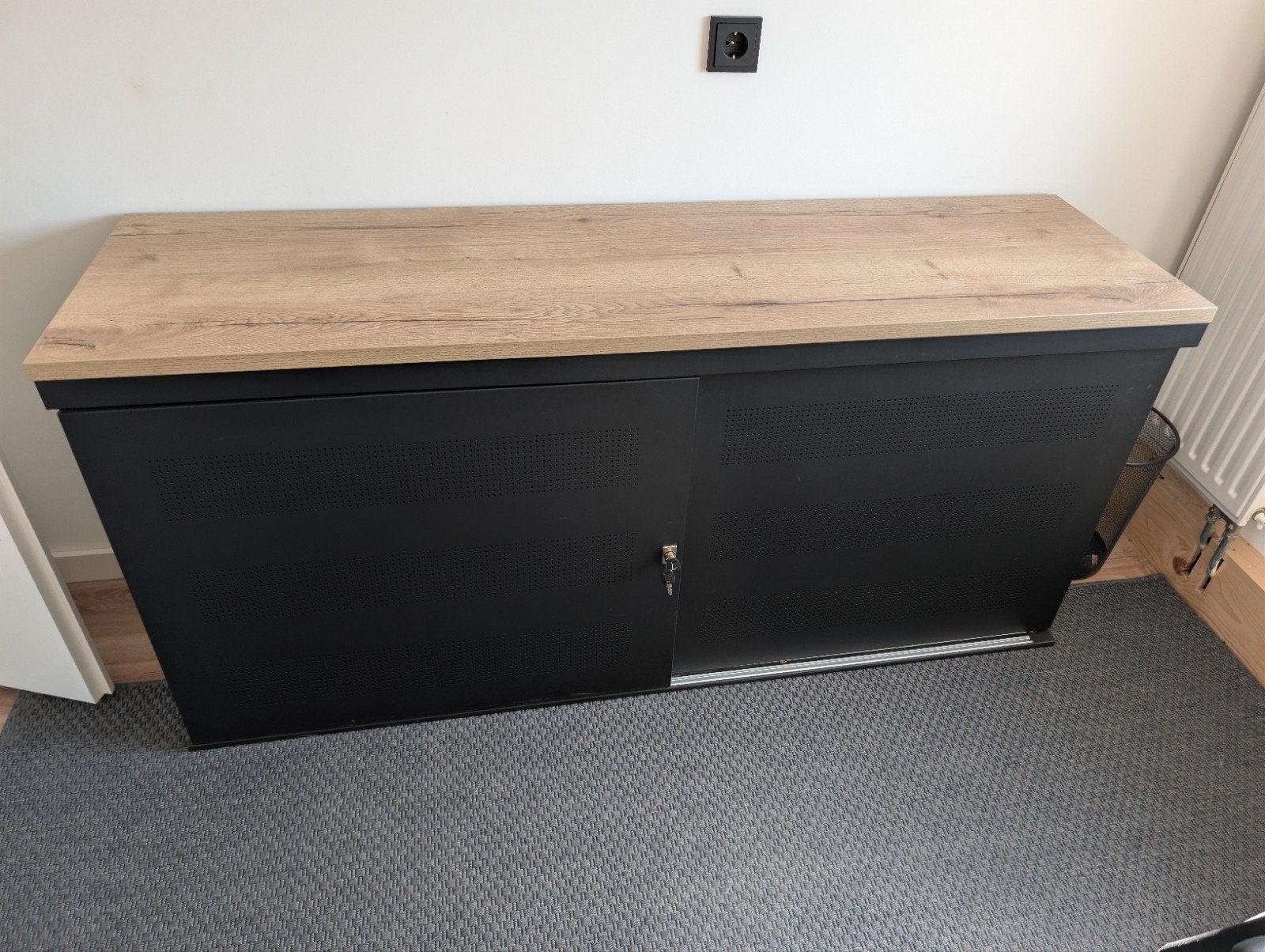 Zwart dressoir met schuifdeuren en houtlook blad, Ophalen, Gebruikt