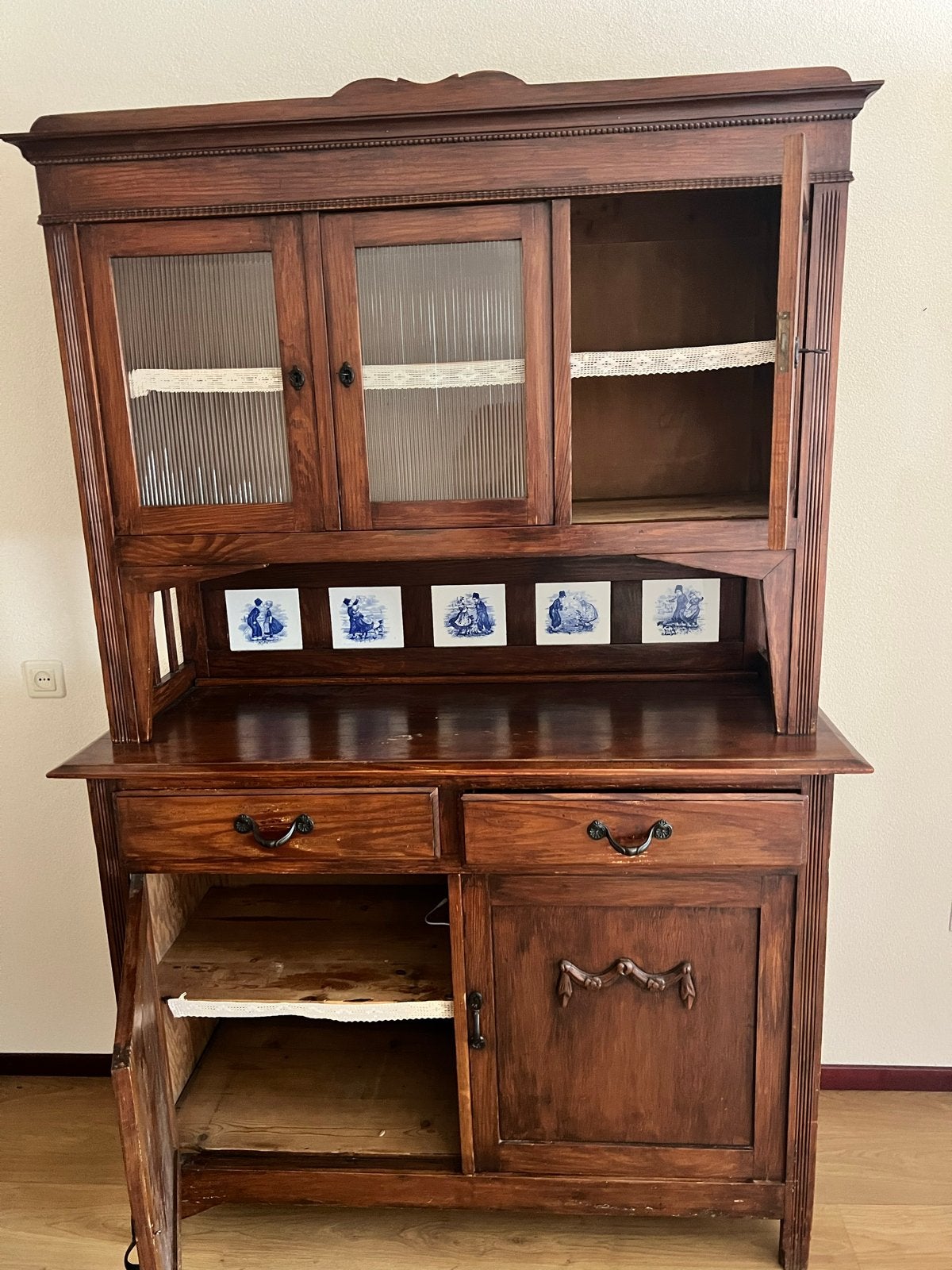 Antieke houten buffetkast met Delfts blauwe tegels, Antiek en Kunst, Antiek | Meubels | Kasten, Ophalen
