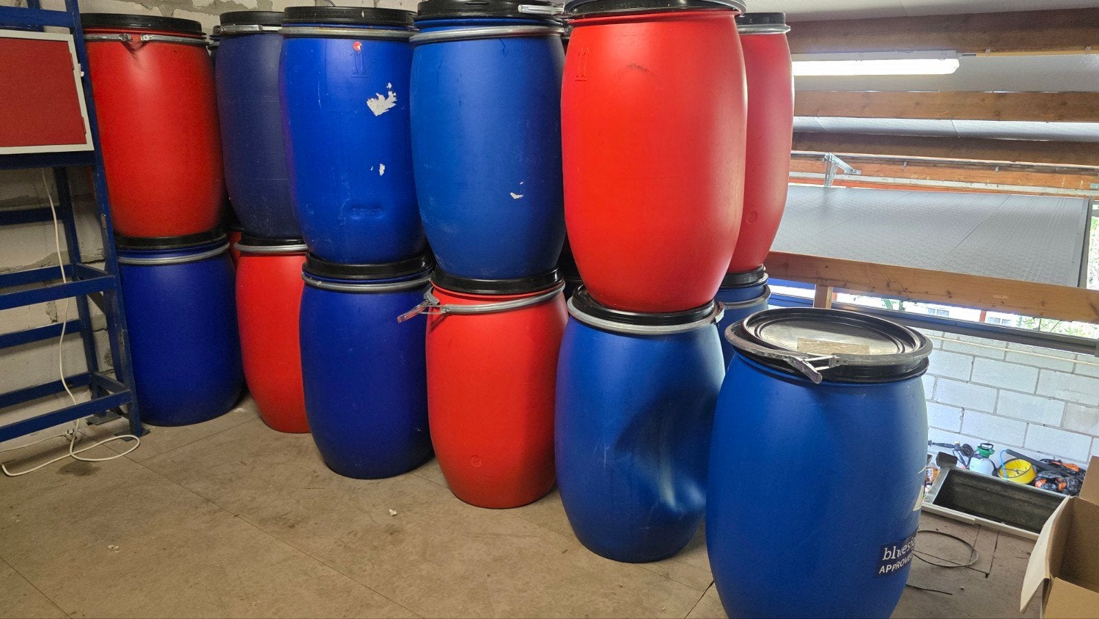 Diverse plastic vaten - rood en blauw, Ophalen, Gebruikt, Bak of Kist, Minder dan 50 cm