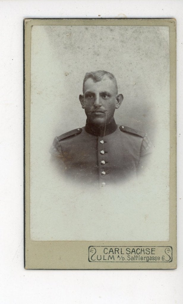 P45; Oude foto van Duitse soldaat - Carl Sachse Ulm, Ophalen of Verzenden, Overige soorten, Duitsland, Foto of Poster