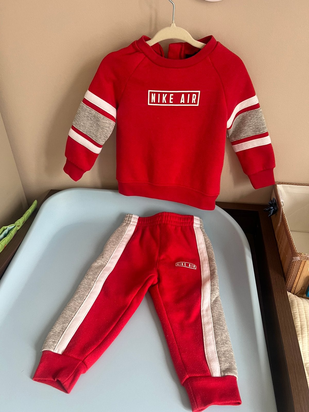 Nike Air baby trainingspak – 12 maanden (74-80 cm), Ophalen, Zo goed als nieuw, Jongetje of Meisje, Setje