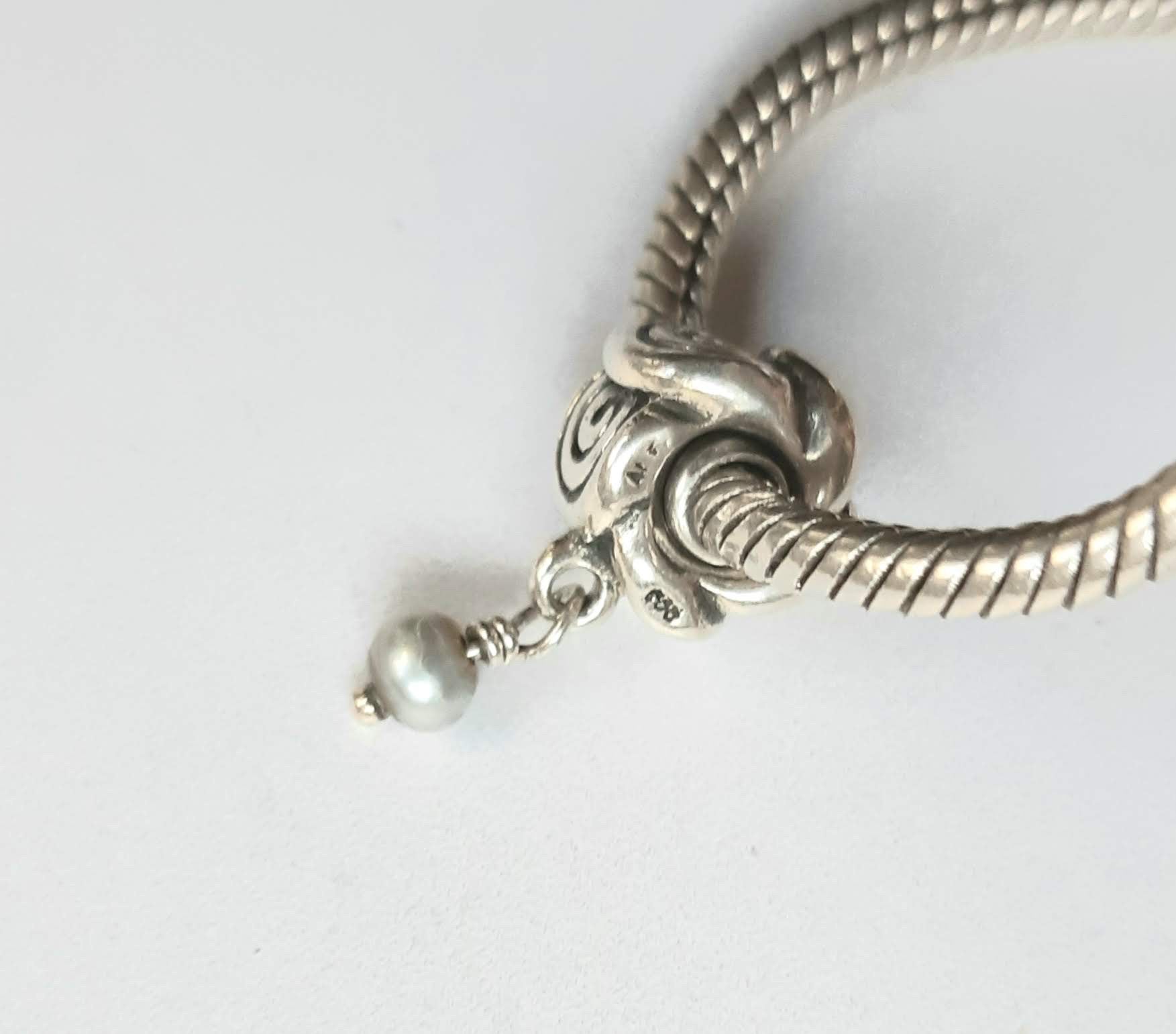 Originele Pandora bedel met bengeling + grijze parel retired, Sieraden, Tassen en Uiterlijk, Bedels, Pandora, Ophalen of Verzenden