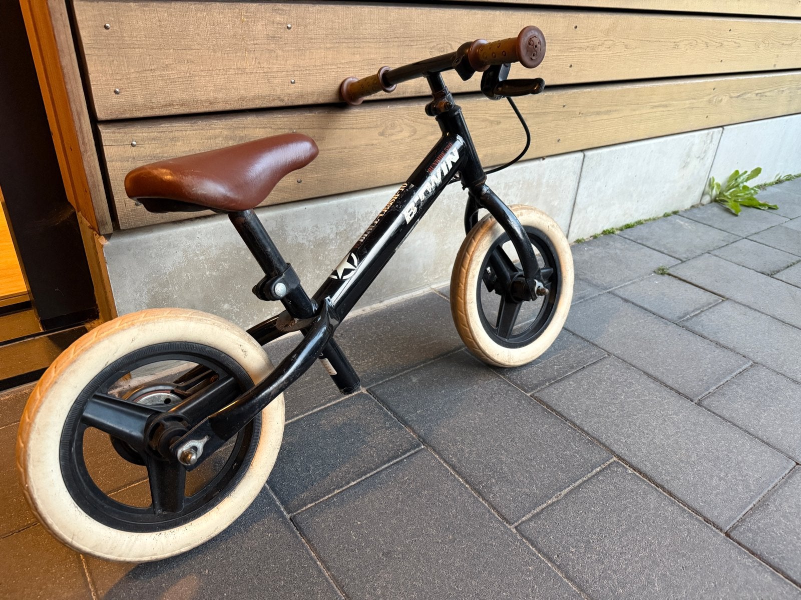 B'Twin loopfiets voor kinderen - Zwart met bruin zadel, Ophalen, Gebruikt, Minder dan 16 inch