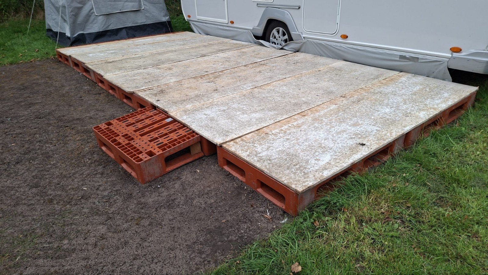 Kunststof vlonder (6x2.55m) met bouwplaten en grastegels, Ophalen, Gebruikt