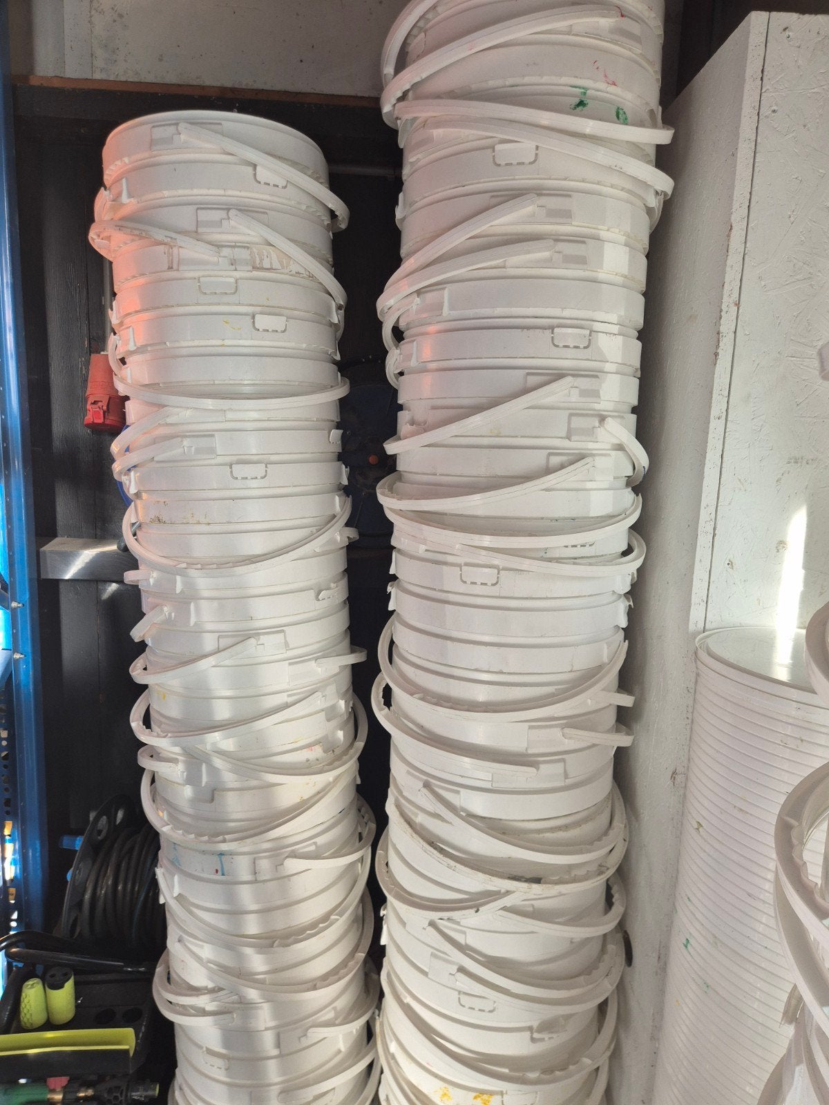 Witte plastic emmers met deksel en handgreep, Huis en Inrichting, Ophalen, Gebruikt, Kunststof, Met deksel