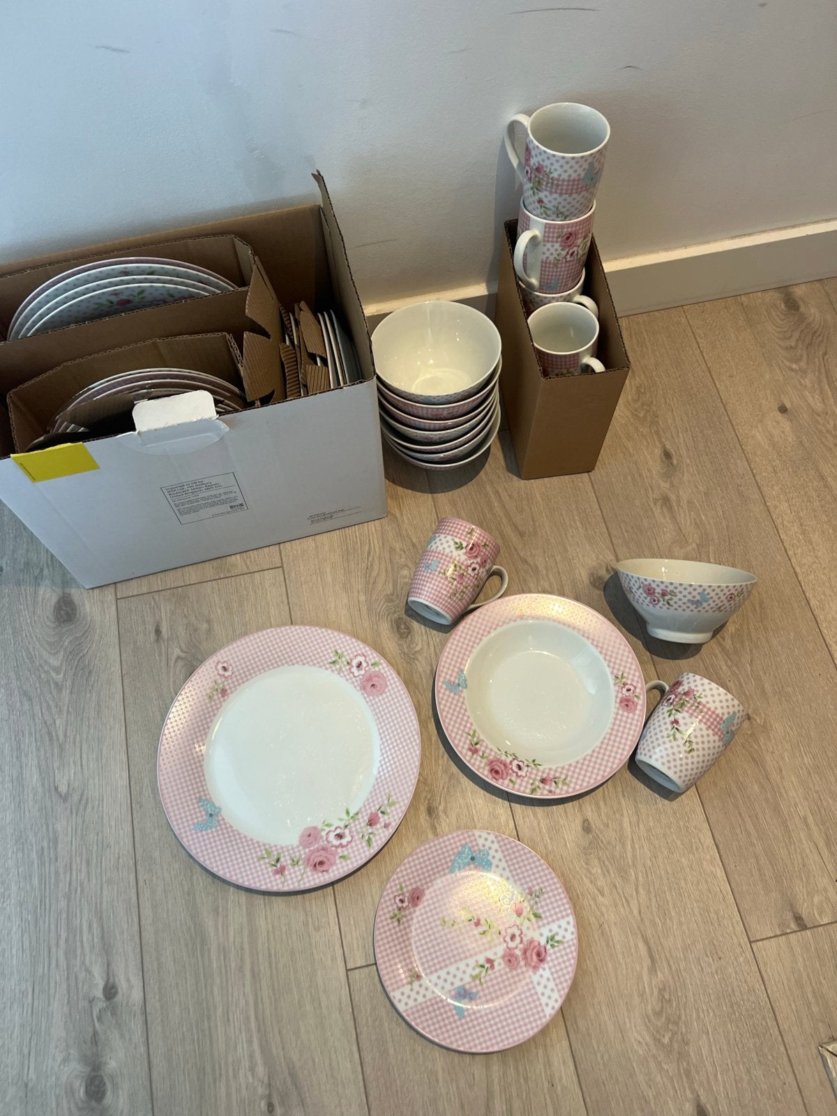 Roze servies met bloemenprint - Compleet servies, Huis en Inrichting, Keuken | Servies, Ophalen, Keramiek, Zo goed als nieuw, Overige stijlen