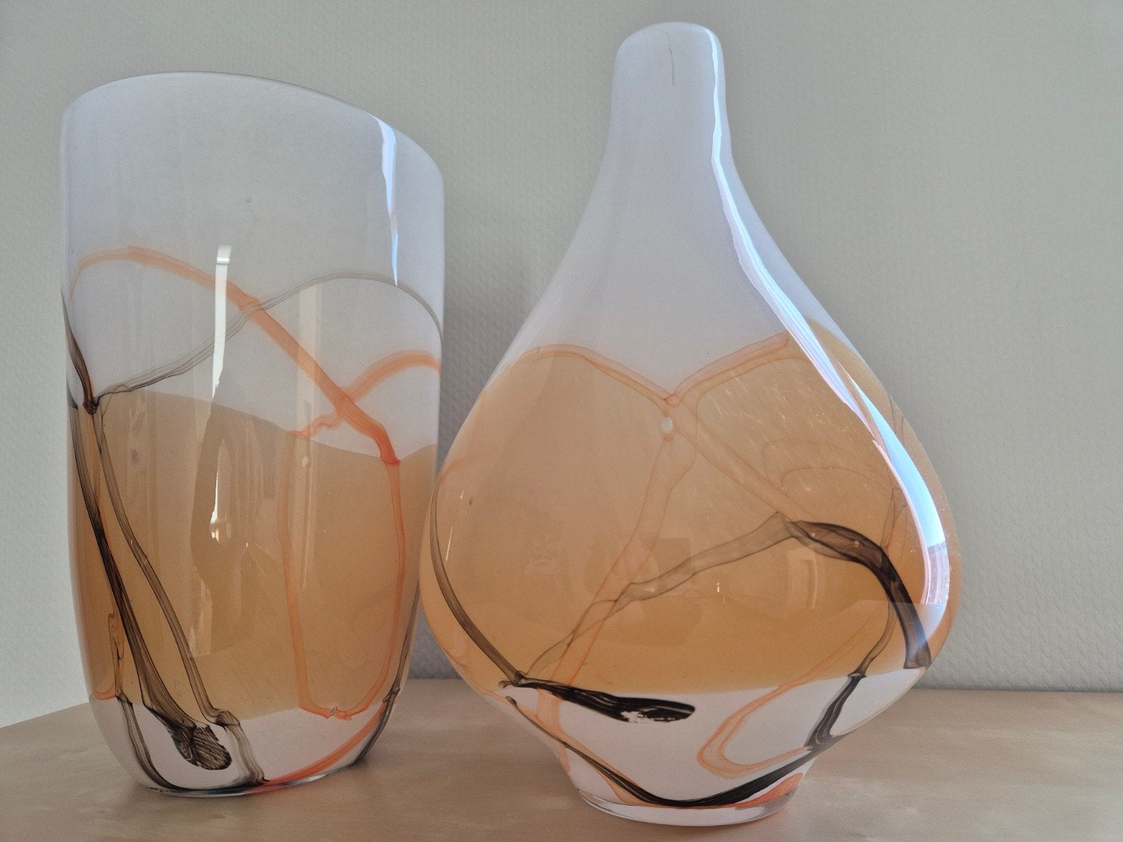 Set van 2 glazen vazen, wit met oranje/bruine accenten, Antiek en Kunst, Ophalen of Verzenden