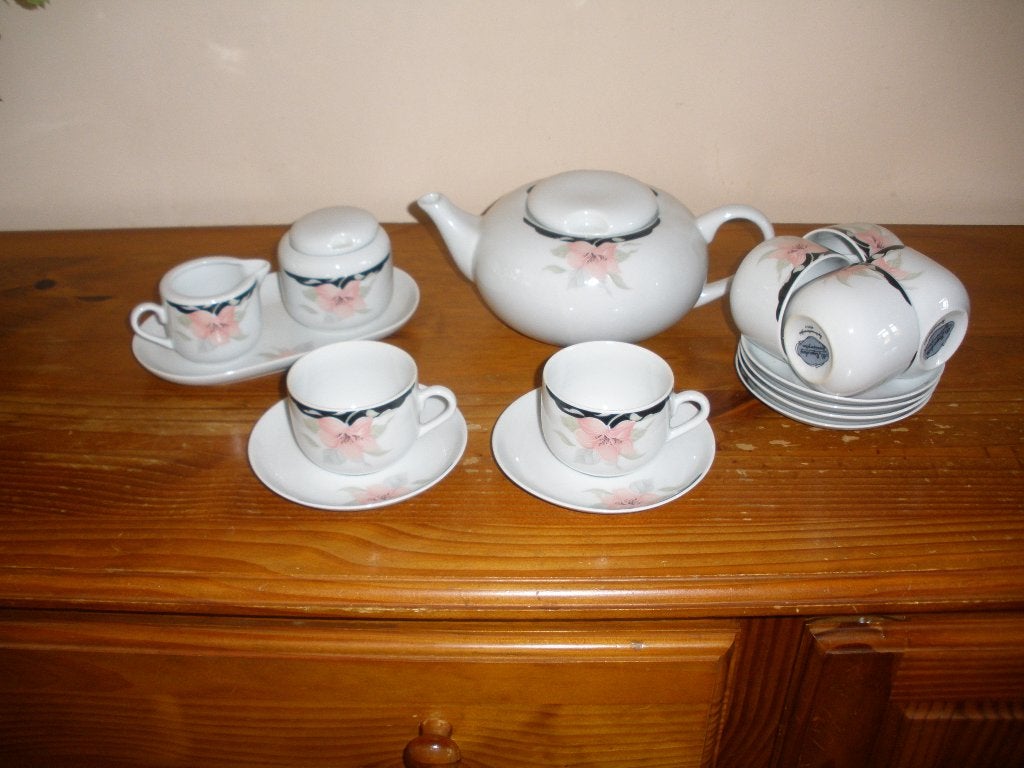Servies/Theepot/Suiker en Melkstel/Kopjes en Schoteltjes., Ophalen, Nieuw, Overige stijlen, Aardewerk