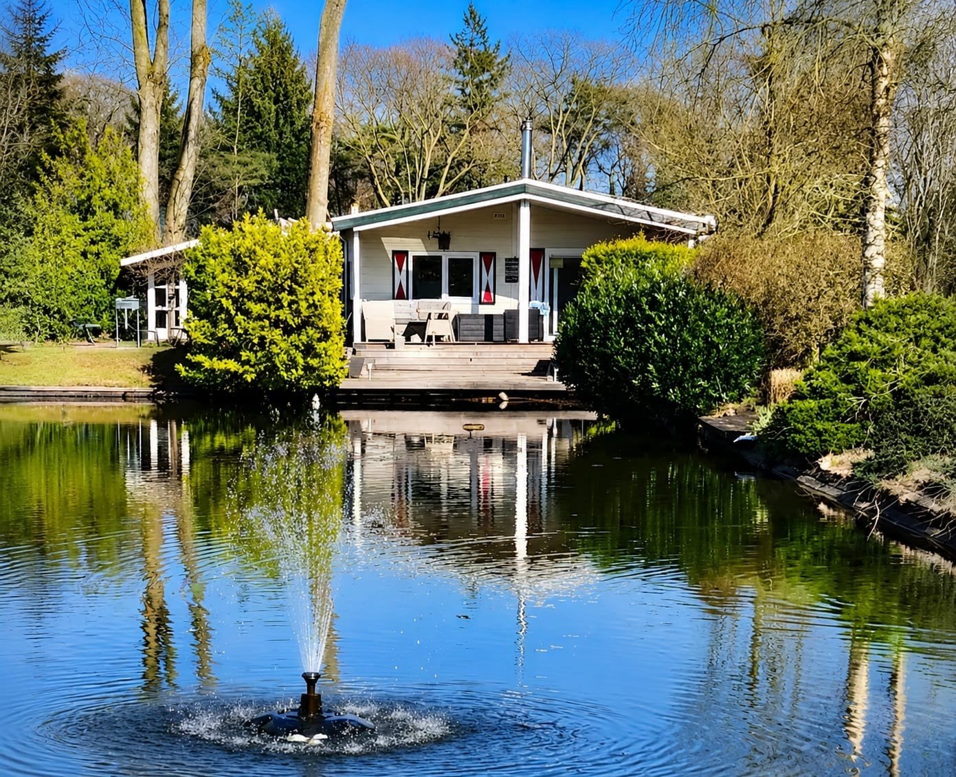 Sfeervol chalet aan het water in Voorthuizen, Huizen en Kamers, Recreatiewoningen te koop, 52 m², Chalet, Gelderland, 2 slaapkamers