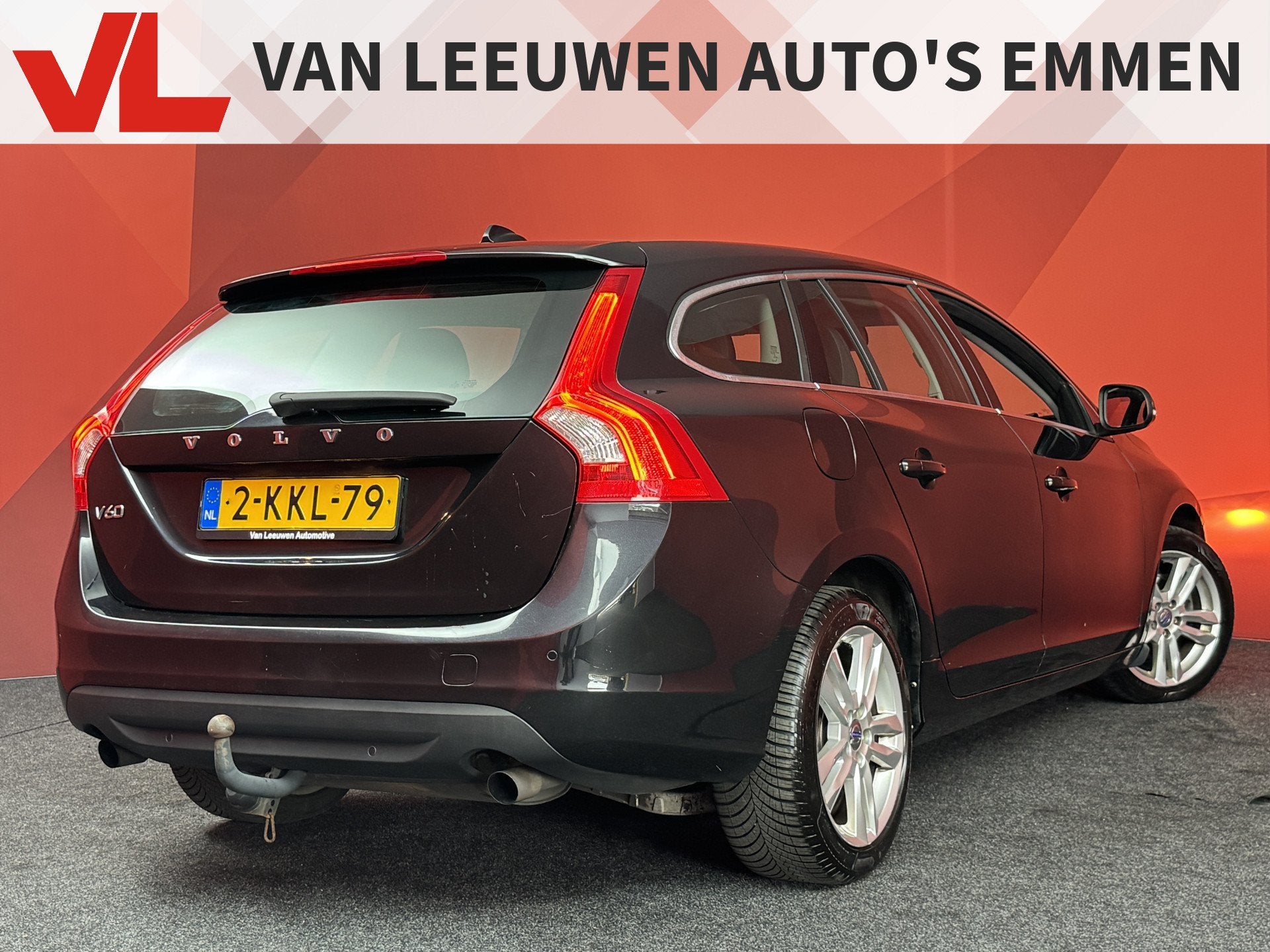 Volvo V60 1.6 T3 Momentum | Trekhaak | Clima | Navi, Voorwielaandrijving, Gebruikt, Zwart, 4 cilinders