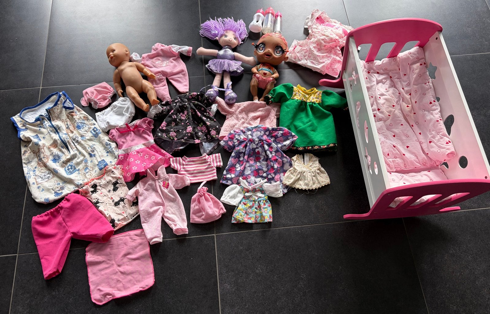 Grote set poppen, poppenkleertjes en poppenbedje, Ophalen, Gebruikt, Babypop