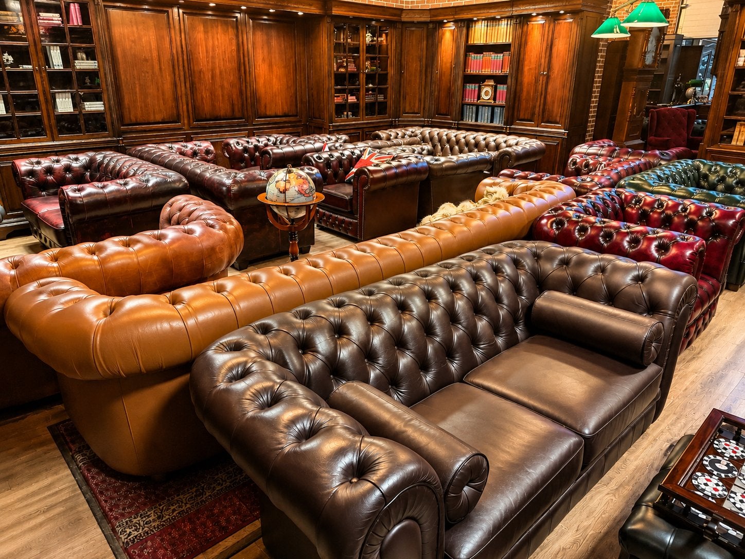 Originele Chesterfield Banken & Fauteuils | Engelse Showroom, Huis en Inrichting, Ophalen, Info@chesterfieldjunkie.nl, Zo goed als nieuw