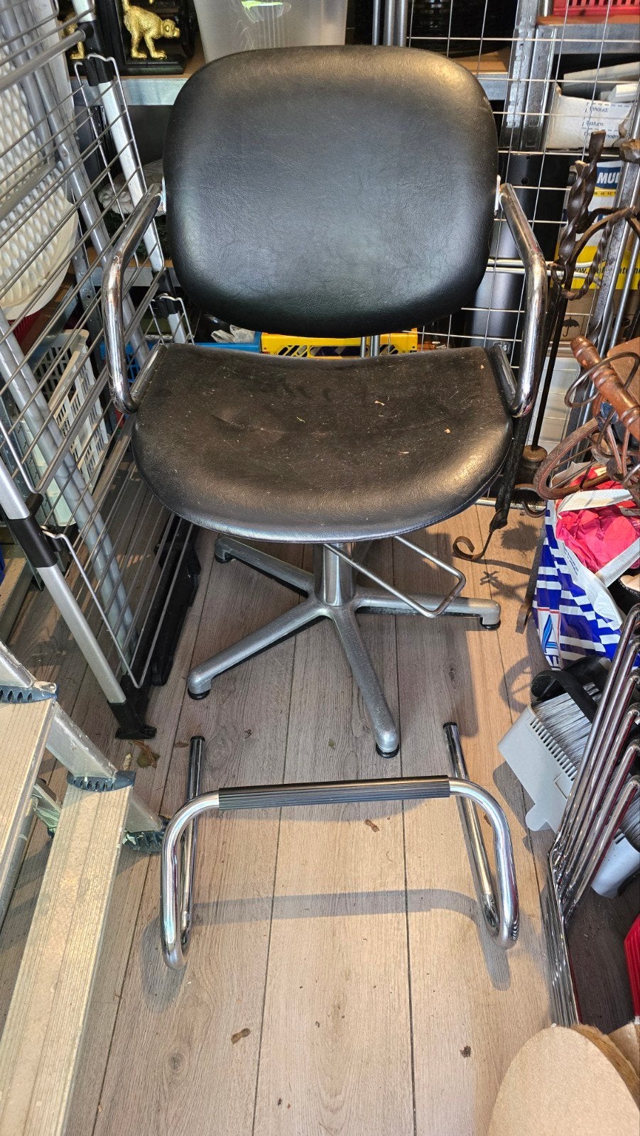 Oude kappers stoel met voetensteun, 1 kruk, Ophalen, Gebruikt, 60 tot 90 cm