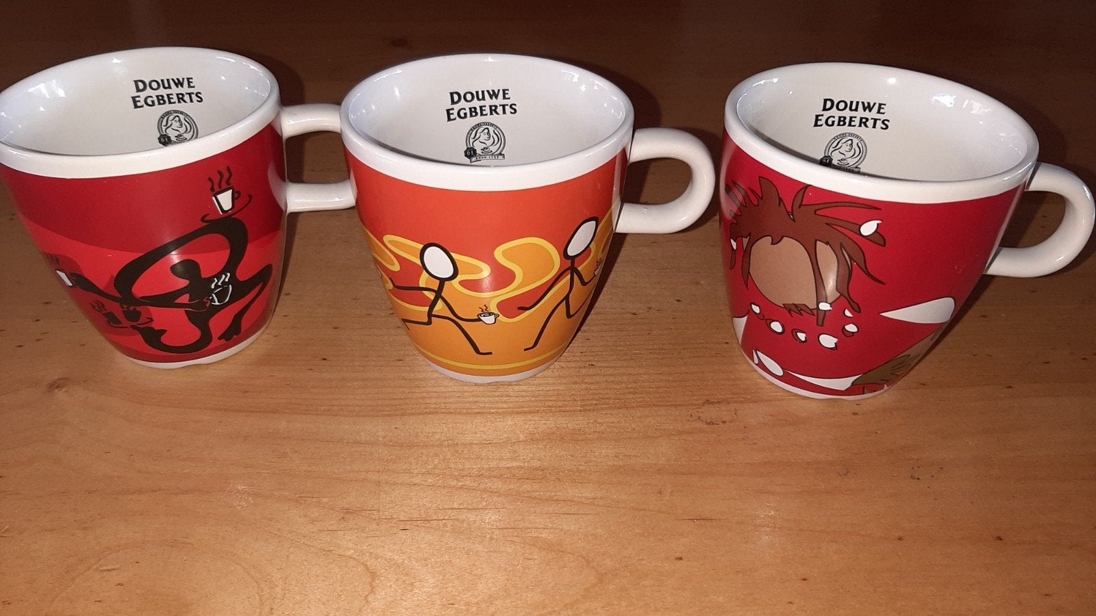 3 Grote Douwe Egberts Koffiekoppen, Ophalen, Zo goed als nieuw, Meerkleurig, Overige merken