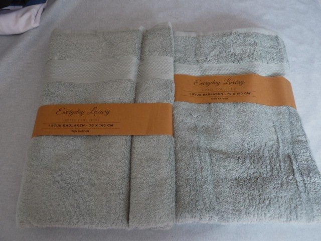  2 jade groen badlakens handdoek 70x140 Nieuw, Ophalen of Verzenden, Nieuw, Groen, Handdoek
