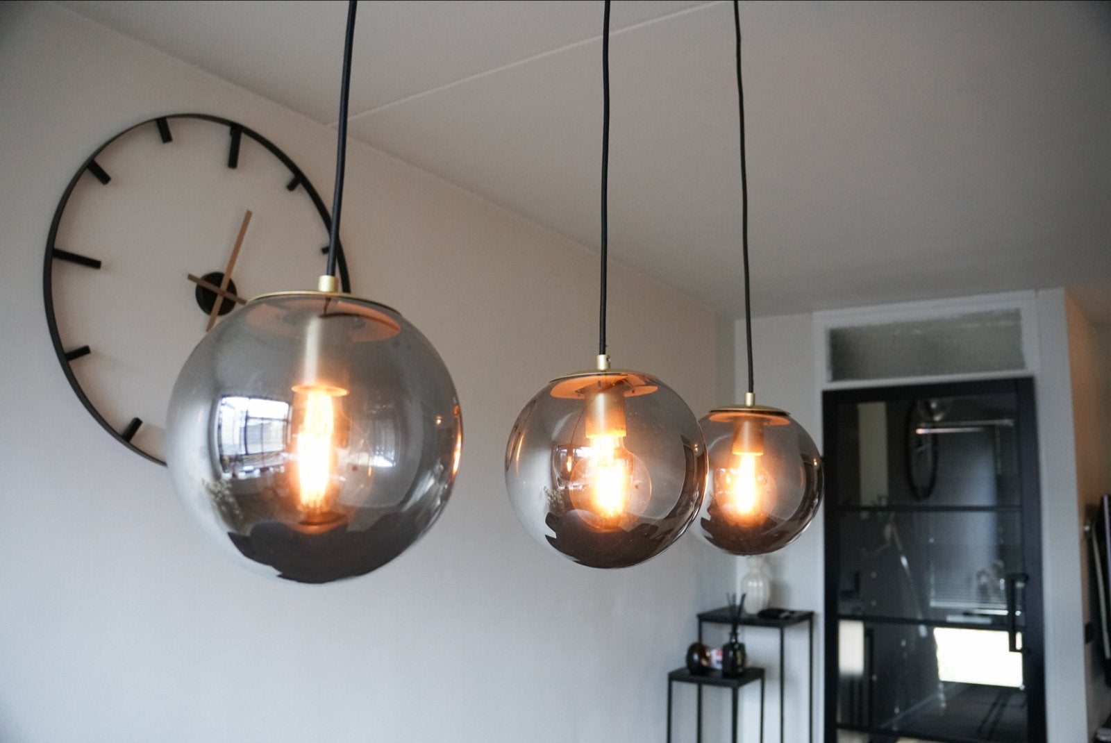 Moderne 3-delige hanglamp met smoke glazen bollen, Ophalen, Zo goed als nieuw, Glas, E27 (groot)