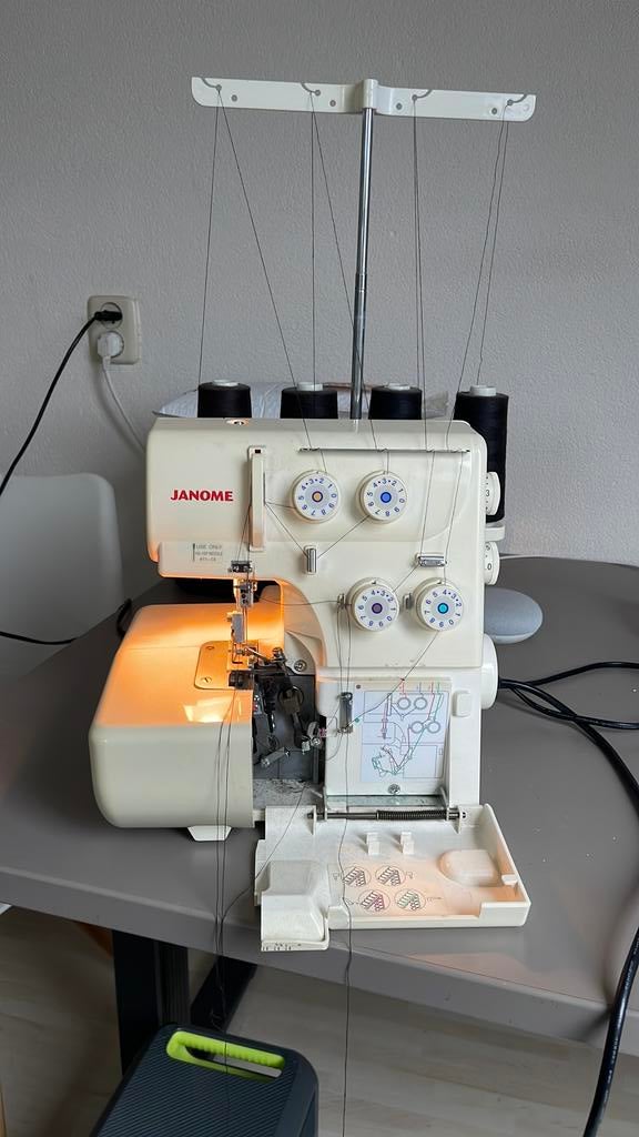 Janome 7034D Magnolia Lockmachine, Hobby en Vrije tijd, Naaimachines en Toebehoren, Ophalen, Gebruikt, Lockmachine, Janome