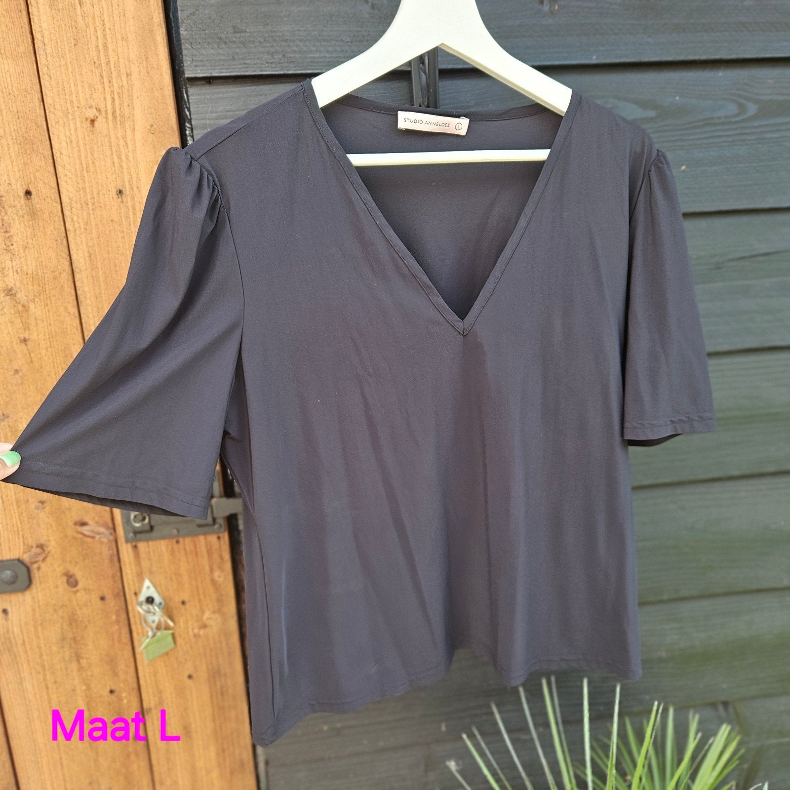 Zwart T-shirt met V-hals en pofmouwen Studio Anneloes- Maat, Studio Anneloes, Zwart, Maat 42/44 (L), Ophalen of Verzenden