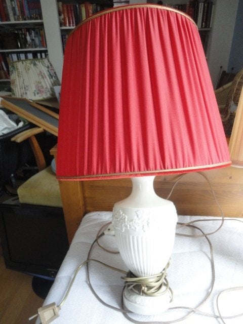 1 WEDGWOOD queensware TAFELLAMP, BLADER MOTIEF + rode kap, Overige materialen, Ophalen of Verzenden, Zo goed als nieuw, Wedgwood
