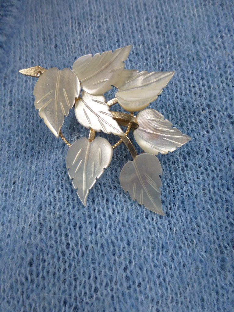 Vintage Goldtone Tak Broche Blaadjes van Parelmoer, Sieraden, Tassen en Uiterlijk, 4 tot 7 cm, Koper, Verzenden, Zo goed als nieuw