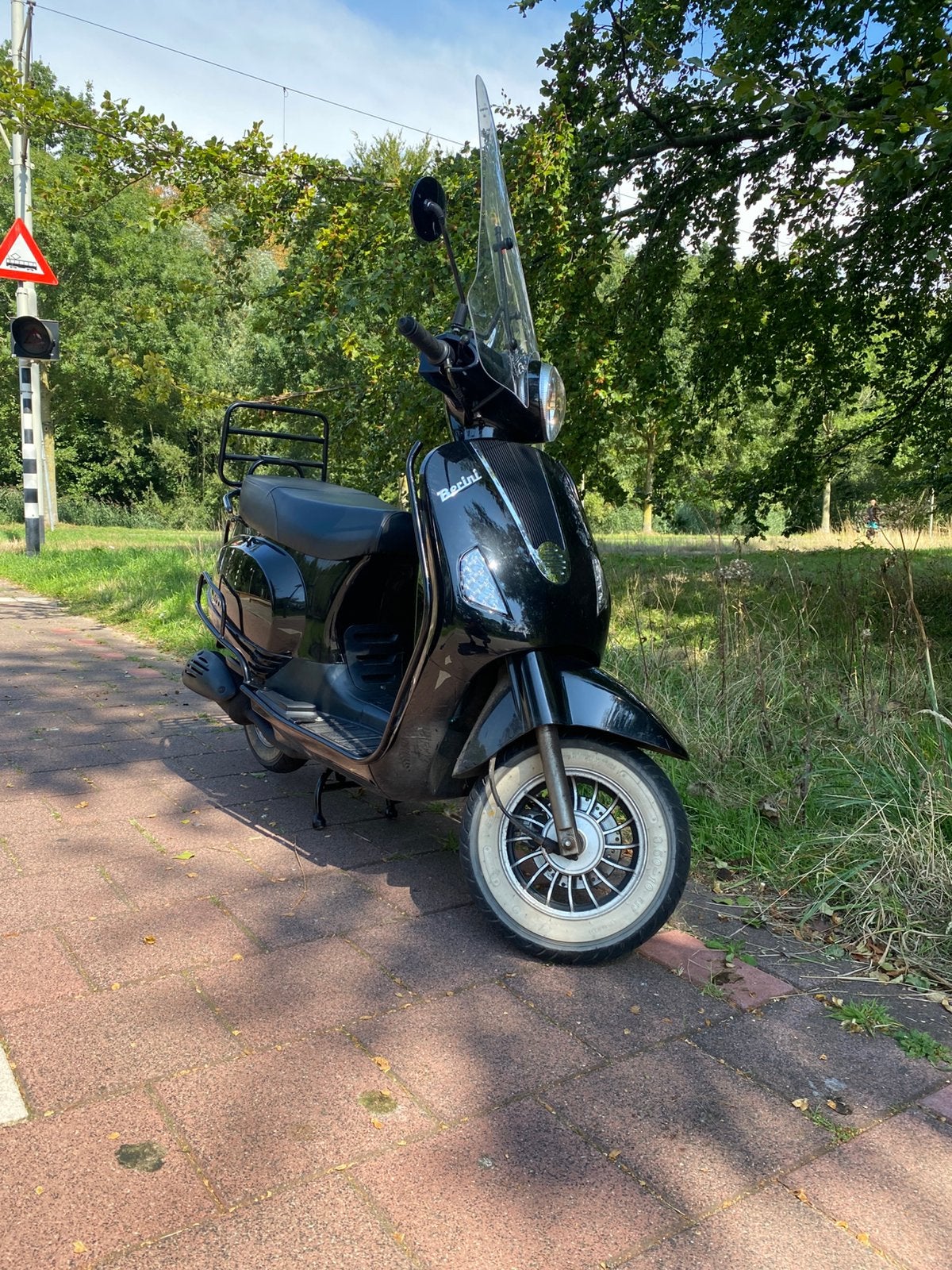 Nette vespa look zwart berini 2022 geel kenteken, Fietsen en Brommers, Scooters | Overige merken, Ophalen, Maximaal 45 km/u, Zo goed als nieuw