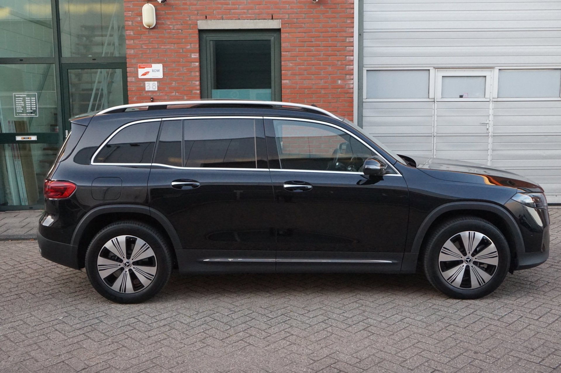 Mercedes-Benz EQB 350 4MATIC 67 kWh PANO 360 FACELIFT, Auto's, Automaat, Gebruikt, 2065 kg, Zwart