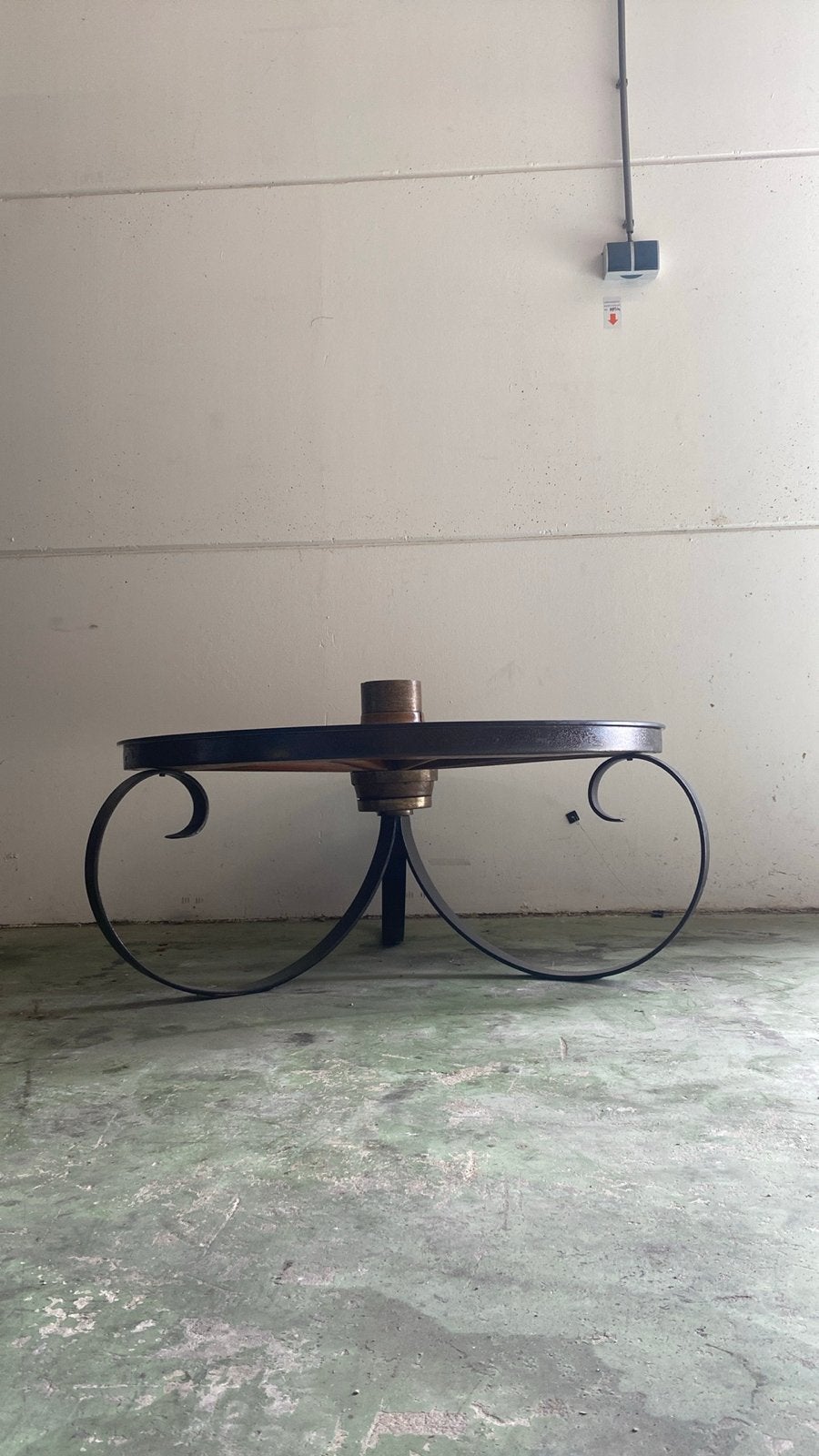 Salontafel met Wagenwiel Design en Glazen Blad, Huis en Inrichting, Ophalen, 100 tot 150 cm, Rond, Glas