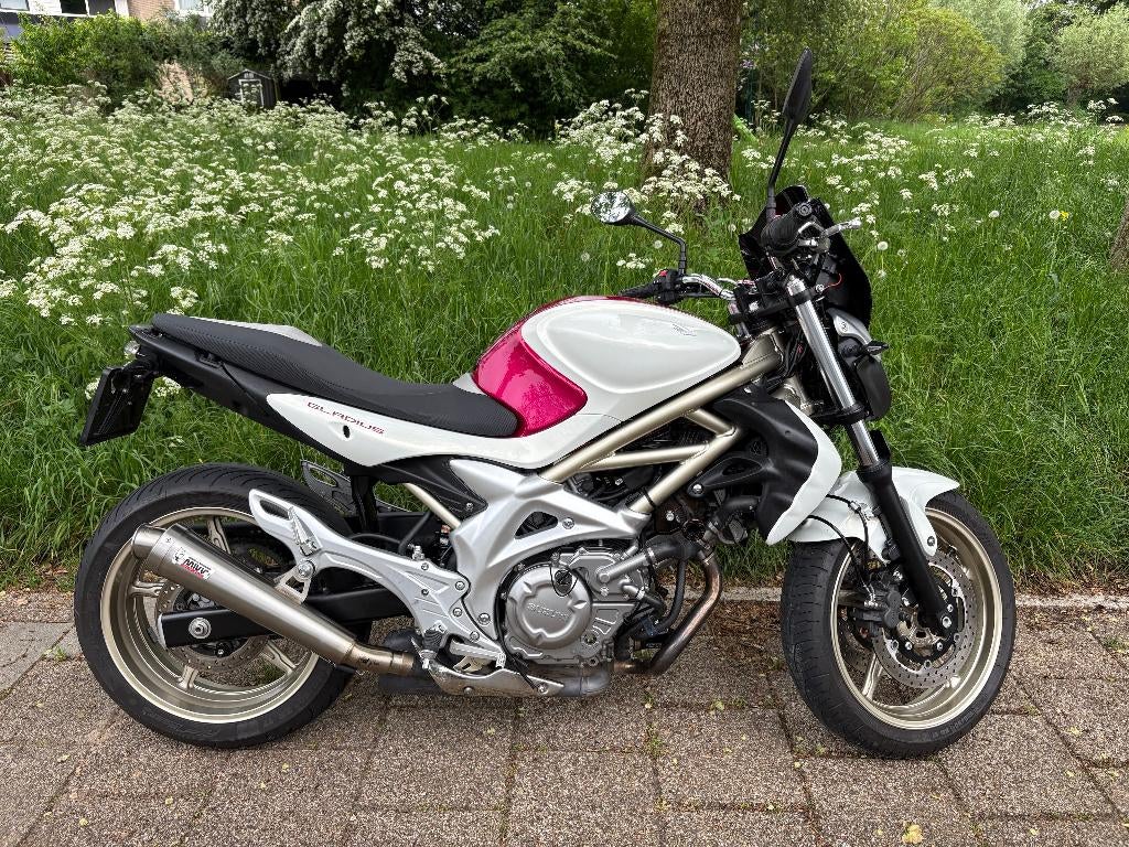 Suzuki Gladius SFV650 met accessoires, Motoren, Sportuitlaat, 2 cilinders, Occasion, Motorrijbewijs A