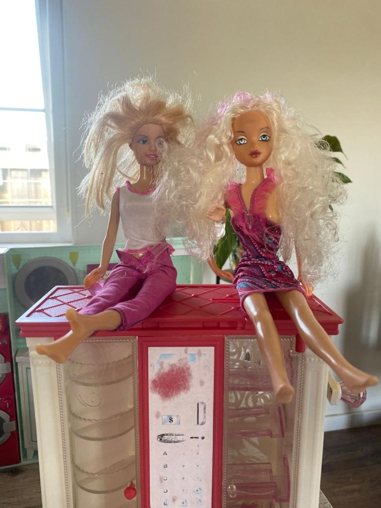 Barbiehuis met 9 Barbies, baby en accessoires - Zo goed als, Ophalen of Verzenden, Zo goed als nieuw, Barbie