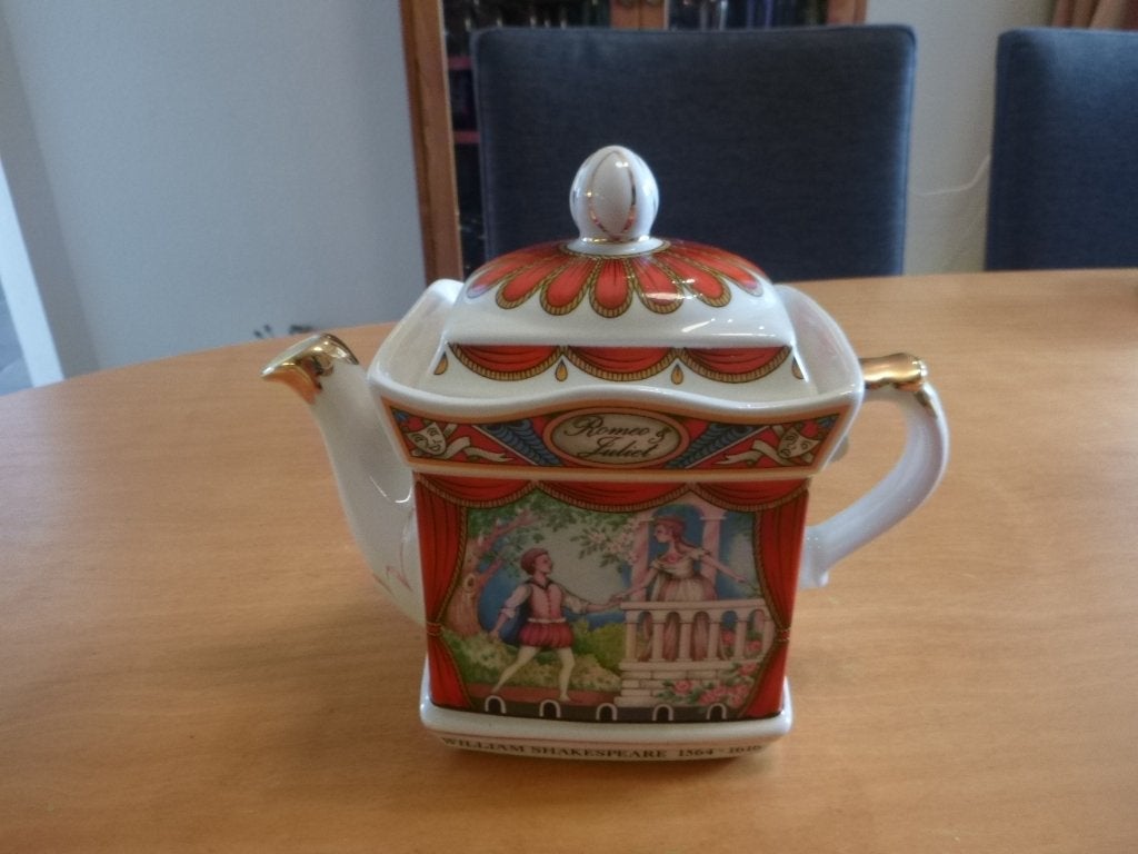 mooie retro theepot met opdruk van Romeo en Julia, Ophalen of Verzenden, Overige typen