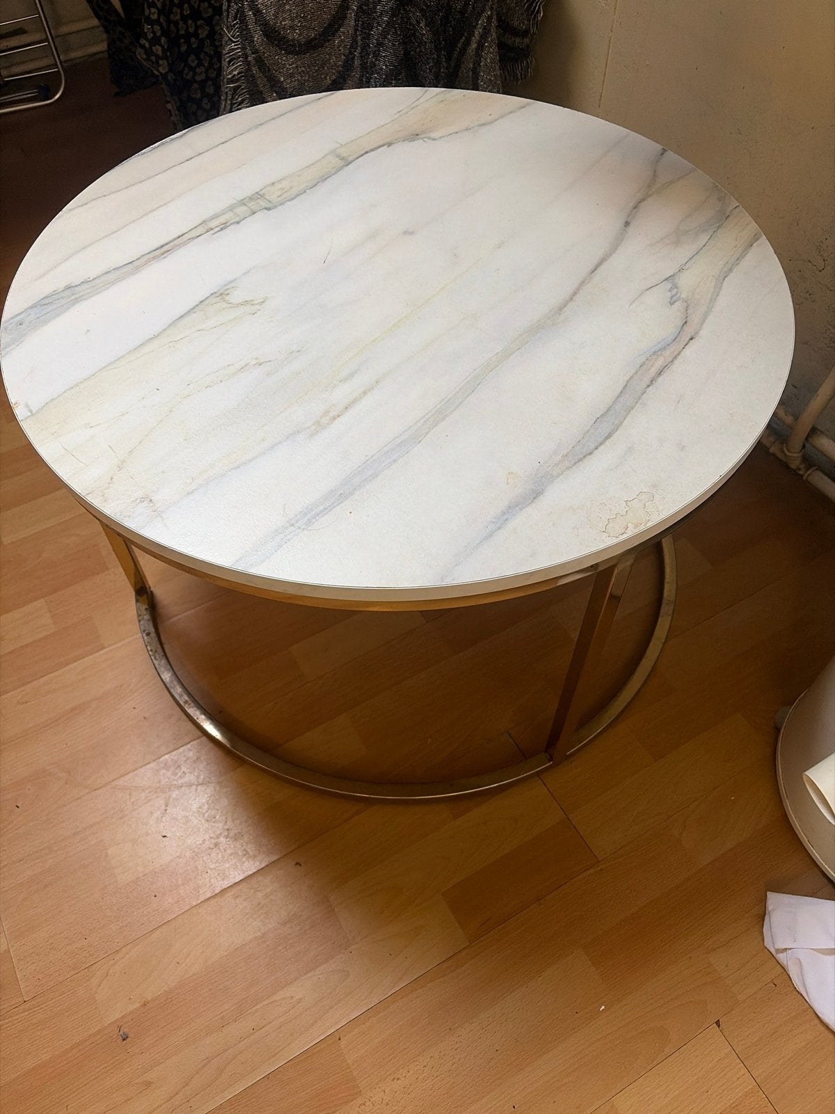 Ronde salontafel met marmerlook blad en goudkleurig onderste, Ophalen, 50 – 75, Gebruikt, Rond