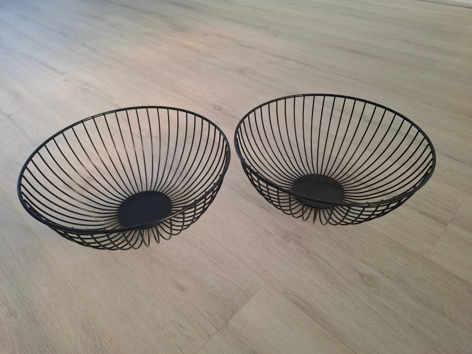 Set van 2 zwarte metalen fruitschalen / decoratieve schalen, Mand, Rond, Ophalen of Verzenden, Zo goed als nieuw