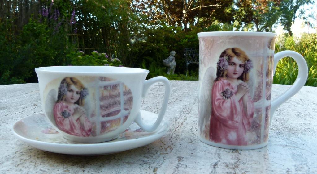 2 x Engelen Mok met 1 Kop en Schotel Kado Tip, Nieuw, Ophalen of Verzenden, Wedgwood, Kop(pen) en/of Schotel(s)