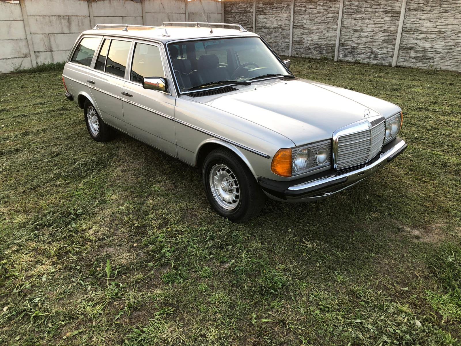 Mercedes w123 touring automaat benzine 1983 oldtimer, Auto's, Automaat, Achterwielaandrijving, Leder en Stof, Mercedes-Benz