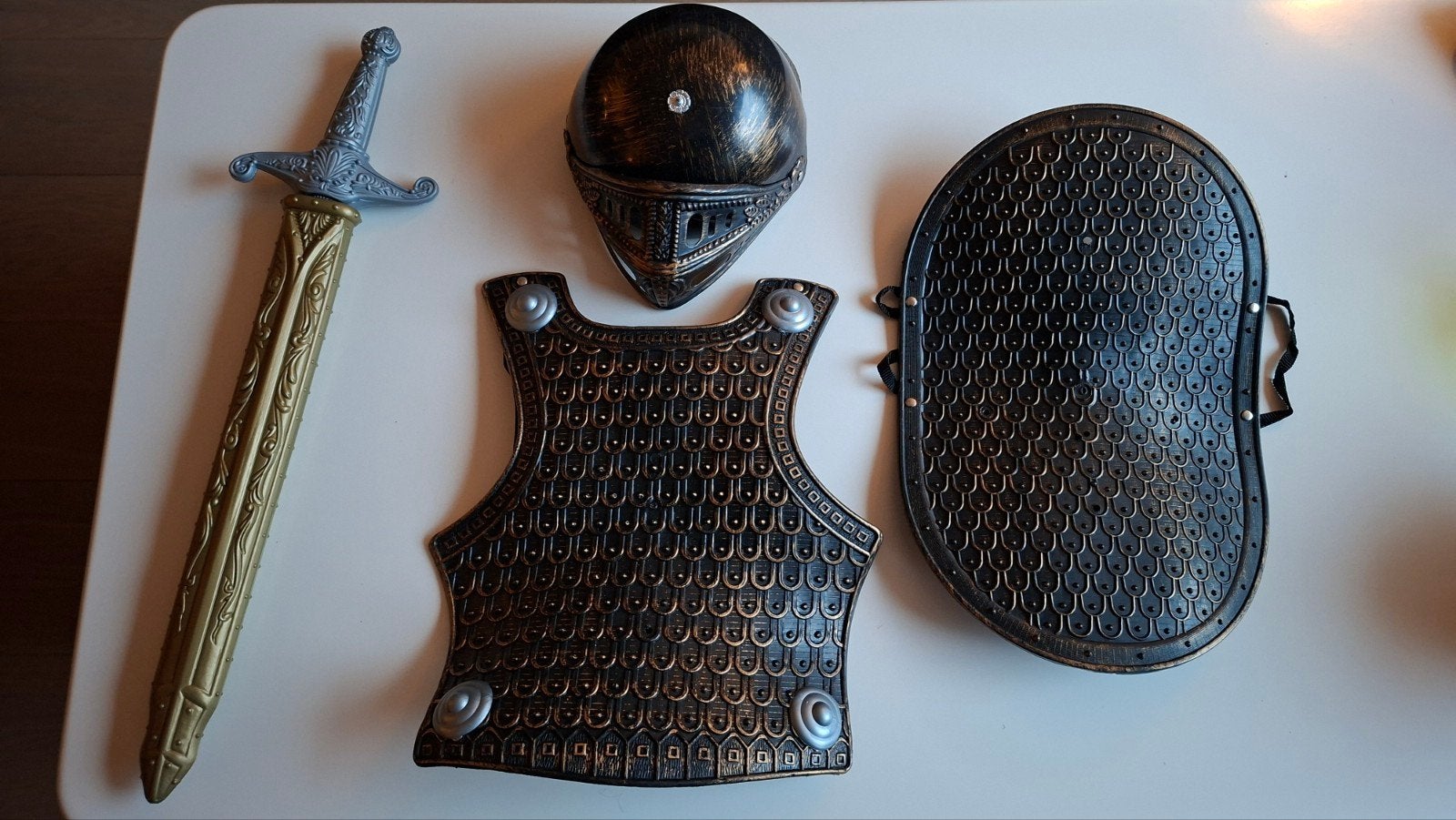 Ridder verkleedset - Zwaard, schild en harnas, Ophalen of Verzenden, Zo goed als nieuw