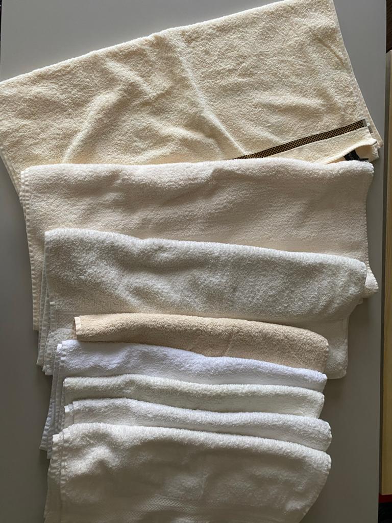 Diverse handdoeken en badlakens, crème/wit, Ophalen of Verzenden, Zo goed als nieuw, Wit, Handdoek