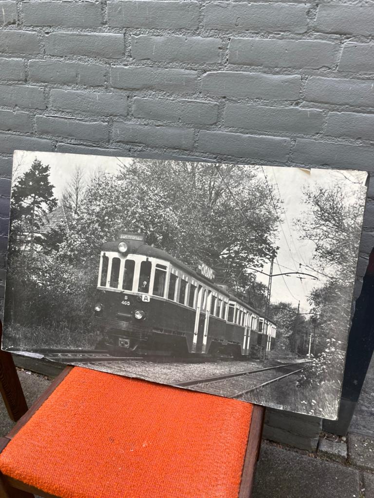 Grote zwart wit poster op houten plaat Blauwe Tram Amsterdam, Ophalen, Gebruikt, Tram, Kaart of Prent
