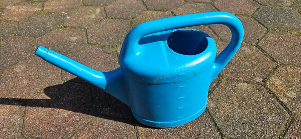 Blauwe gieter met scheur, functioneert nog prima, Ophalen of Verzenden, Gebruikt, Kunststof