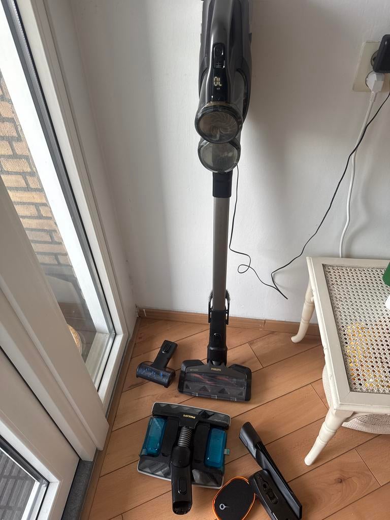 Philips 8000 series Aqua Plus steelstofzuiger, Ophalen of Verzenden, Zo goed als nieuw, Reservoir, Minder dan 1200 watt