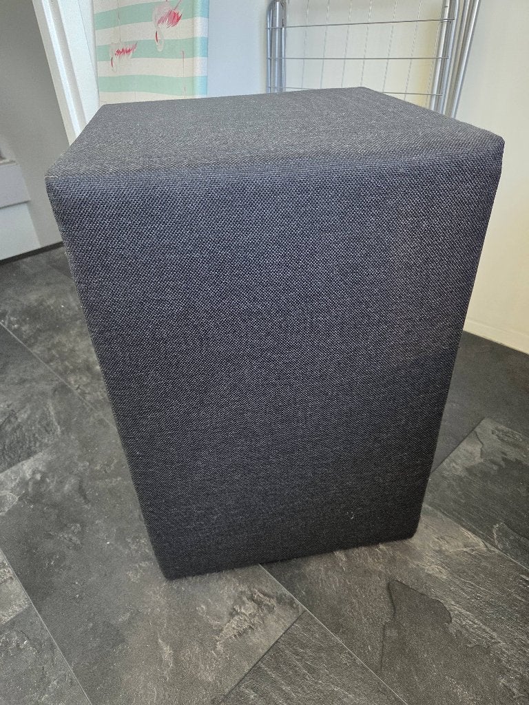 2 x zwarte hocker stof