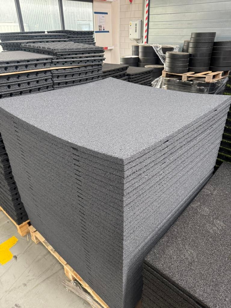 Foto 2 van Grijze Rubber Tegels 100 x 100 x 2.5cm €21.45,- per m2!