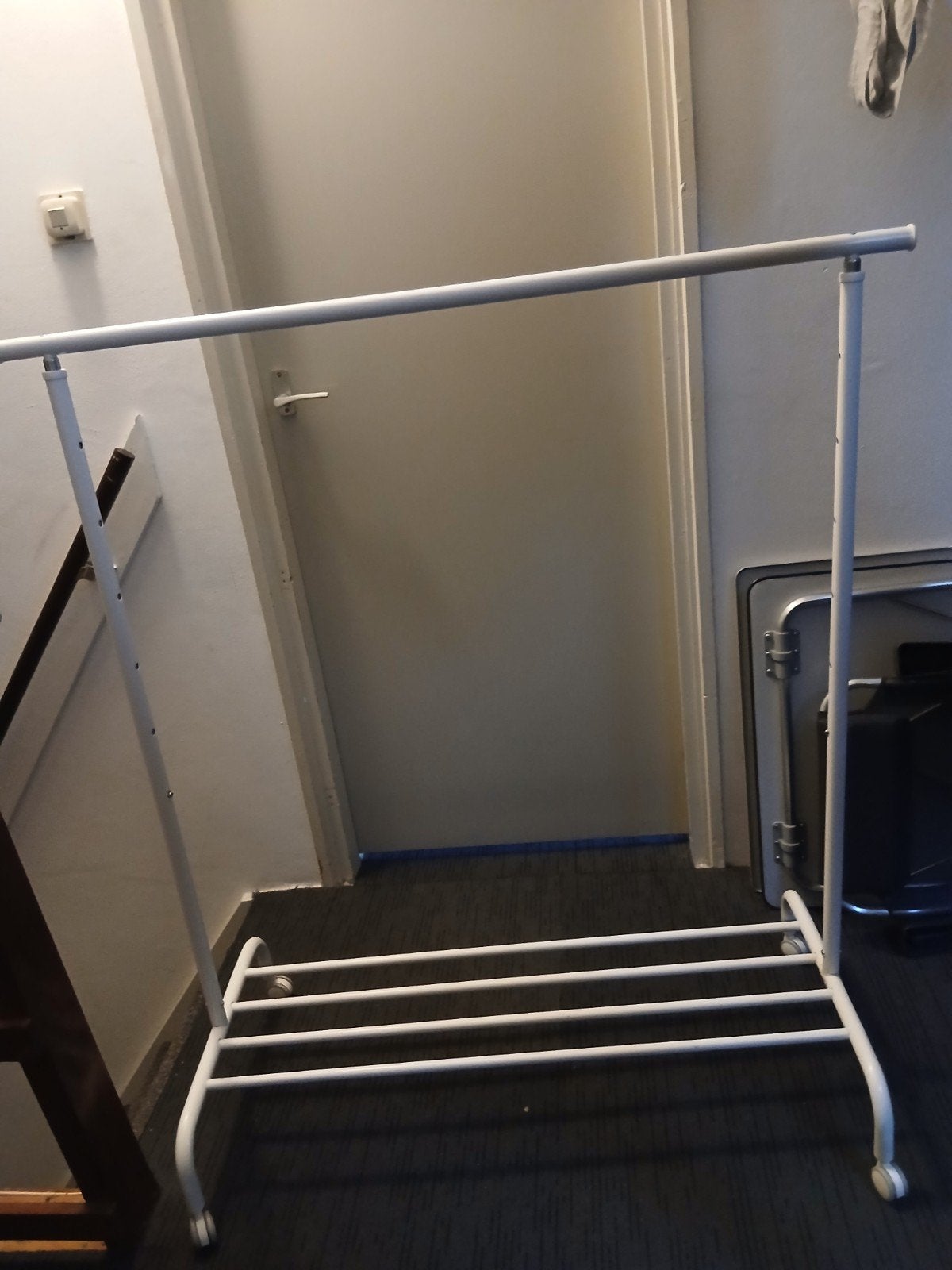 2 kledingrekken op wielen, Ophalen